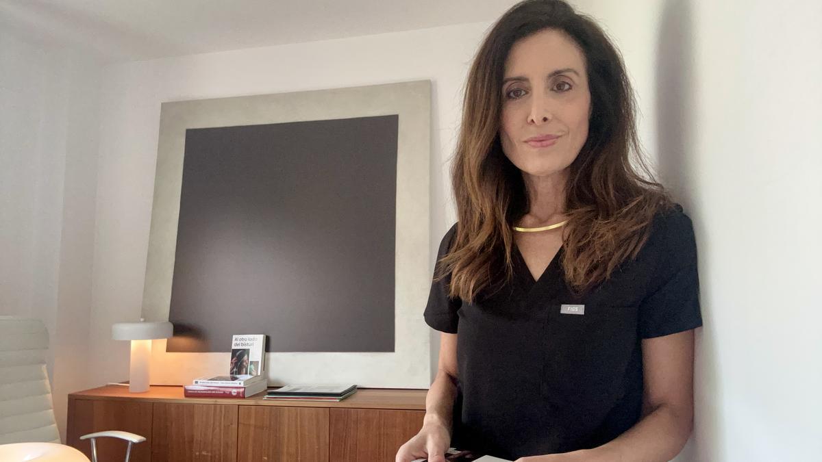 Gloria Villalba, neurocirujana, acaba de publicar 'Al otro lado del bisturí'.