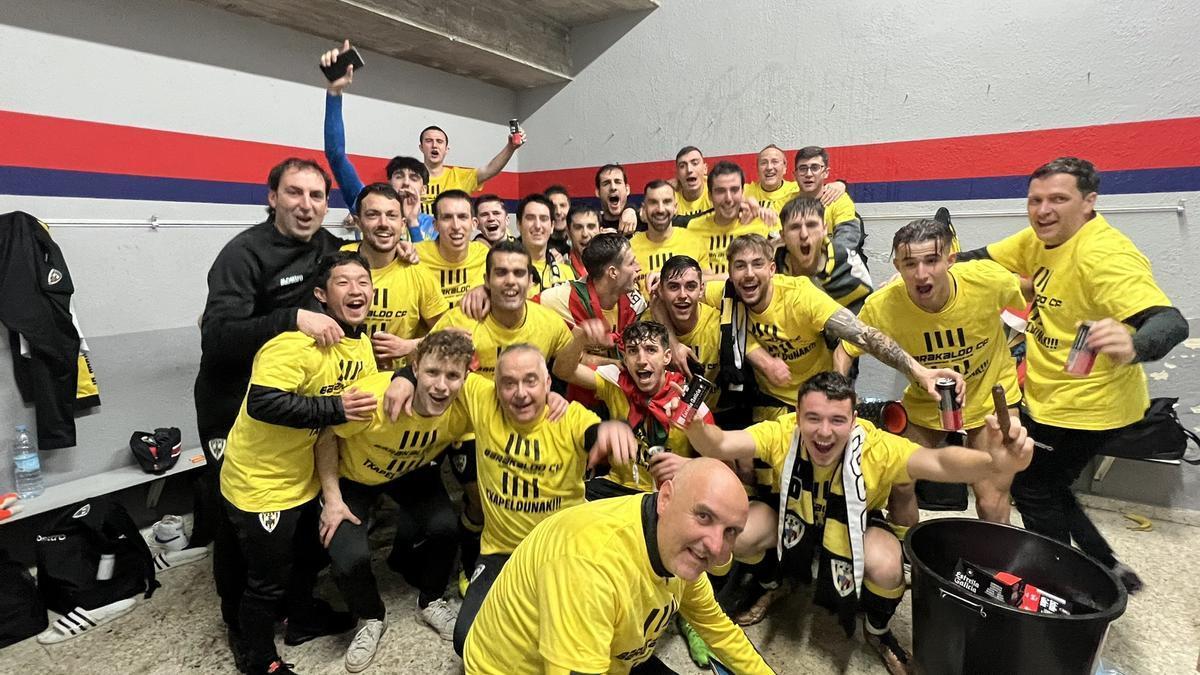 Jugadores y técnicos del Barakaldo celebran la conquista del ascenso