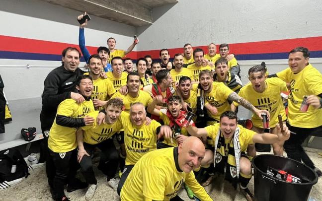 Jugadores y técnicos del Barakaldo celebran la conquista del ascenso Jugadores y técnicos del Barakaldo celebran la conquista del ascenso