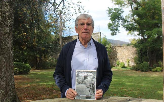 Azpiazu mostrando el libro 'Oficios tradicionales en la historia de Oñati y su entorno'.