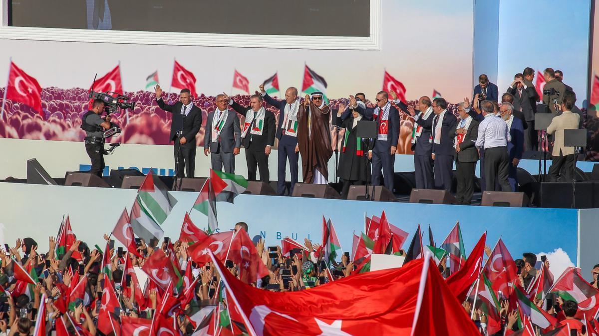 Erdogan junto a miembros del AKP durante su discurso en apoyo a la población palestina en Estambul.