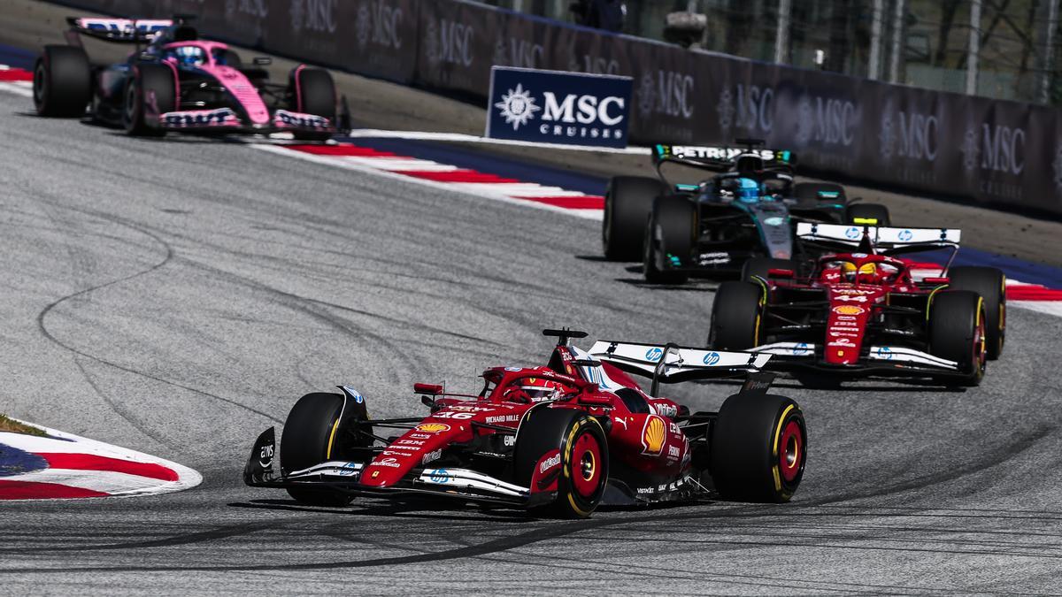 Charles Leclerc pilota el Ferrari ante Lewis Hamilton.