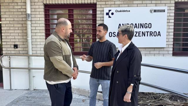 Los concejales Goenaga y Ruiz, con el candidato a la Alcaldía, Mikel Urdangarin.