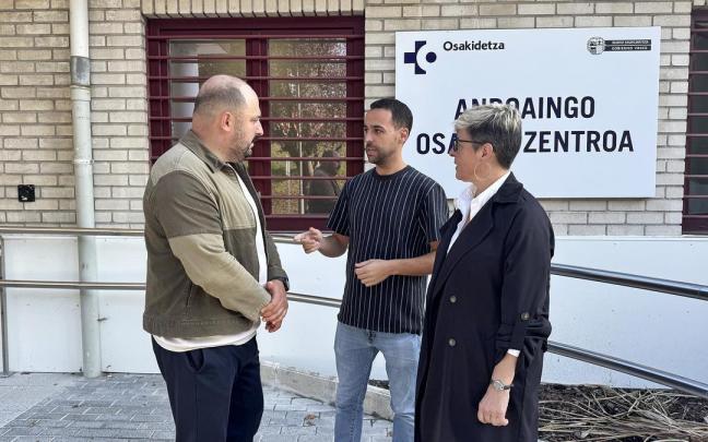 Los concejales Goenaga y Ruiz, con el candidato a la Alcaldía, Mikel Urdangarin.