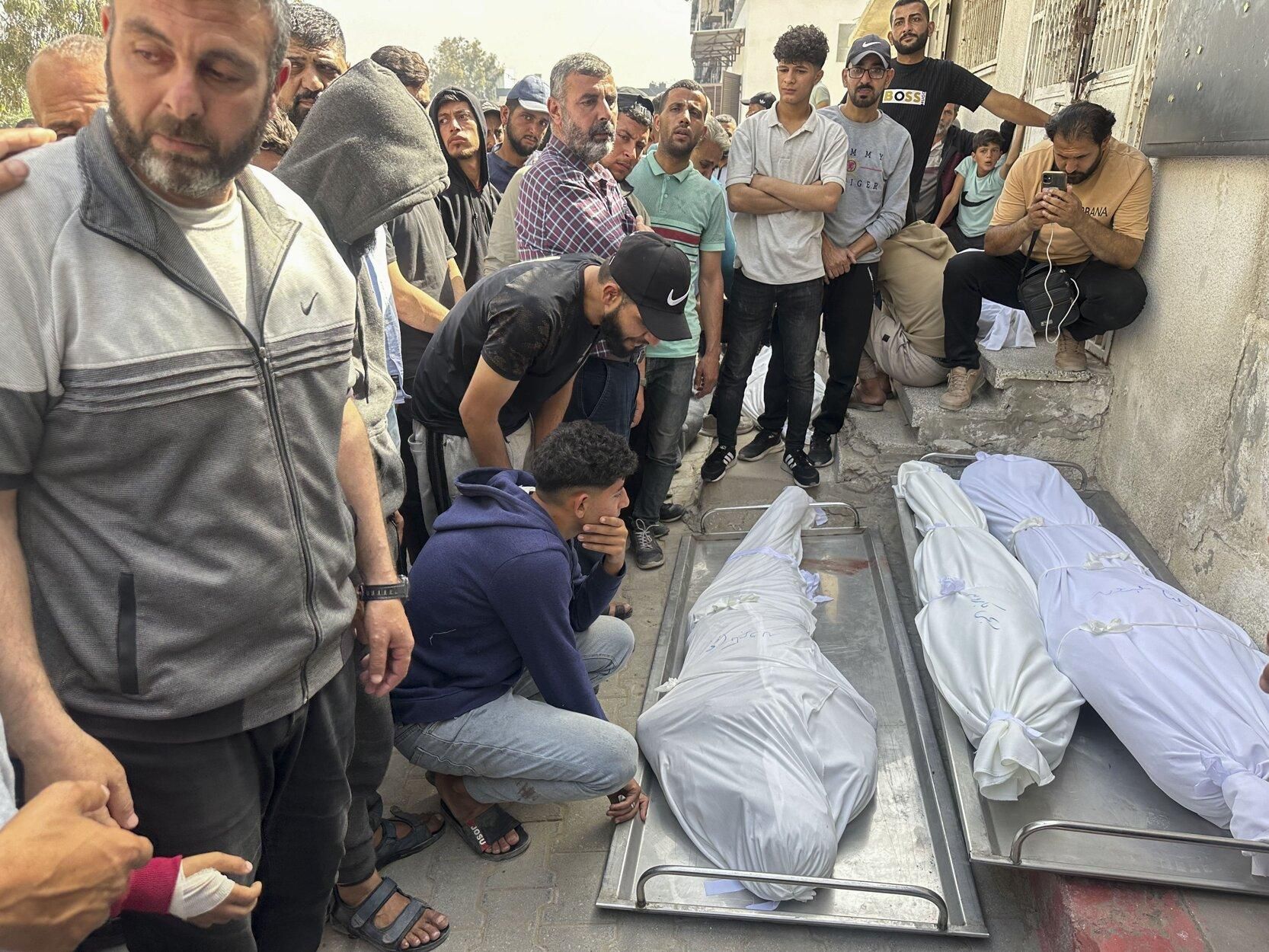 Víctimas de un bombardeo israelí conta el colegio de la ciudad de Gaza a finales del pasado mes de mayo.