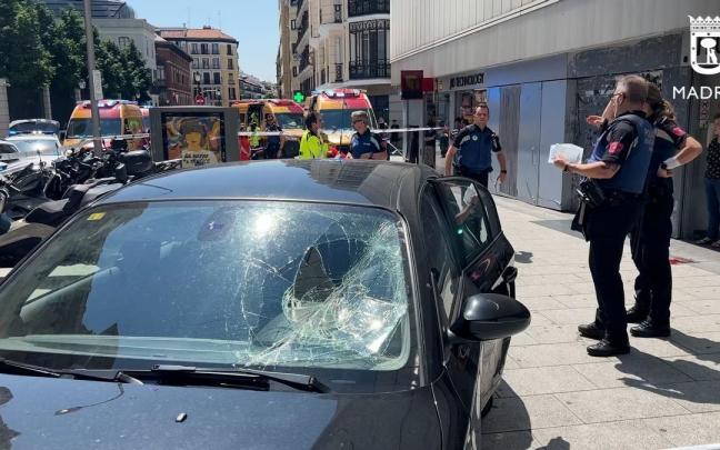 Un coche atropella a tres peatones tras invadir la calzada en Madrid Un coche atropella a tres peatones tras invadir la calzada en Madrid