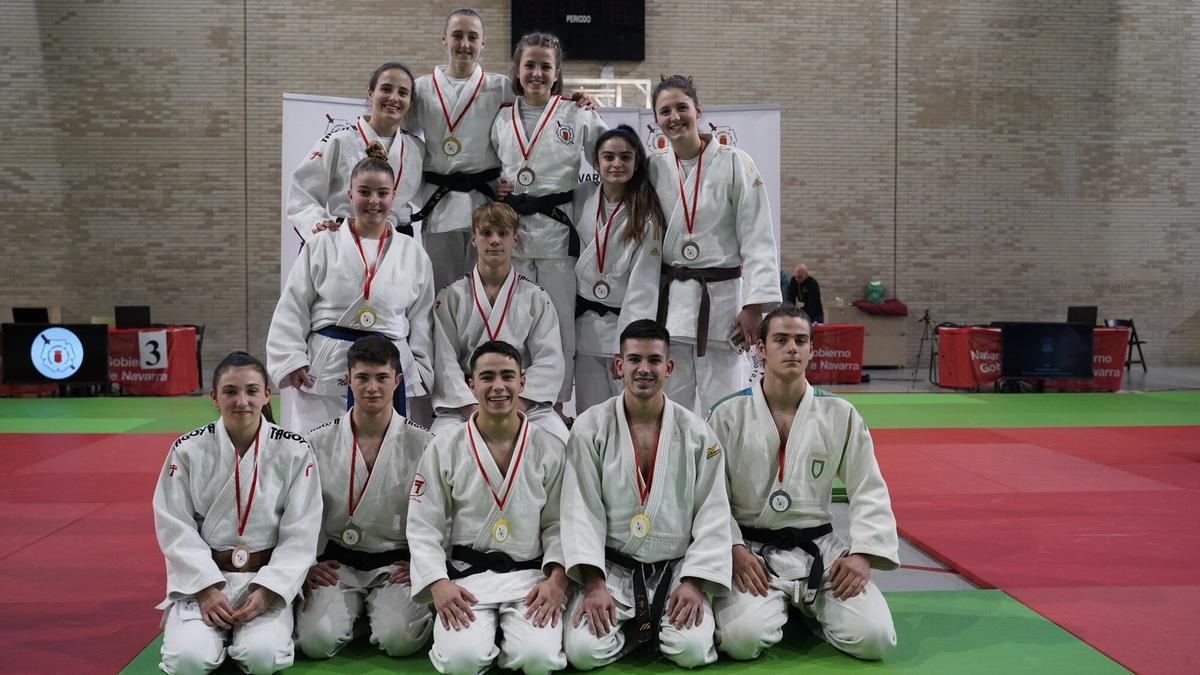 Los doce medallistas navarros del Campeonato de España Júnior.