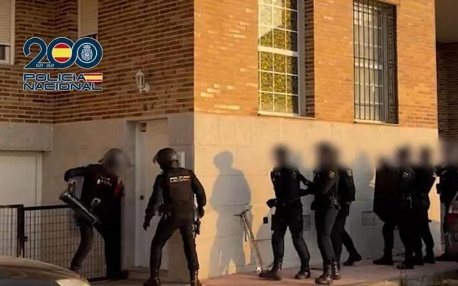 Agentes de la Policía Nacional acceden a uno de los domicilios registrados durante la investigación.