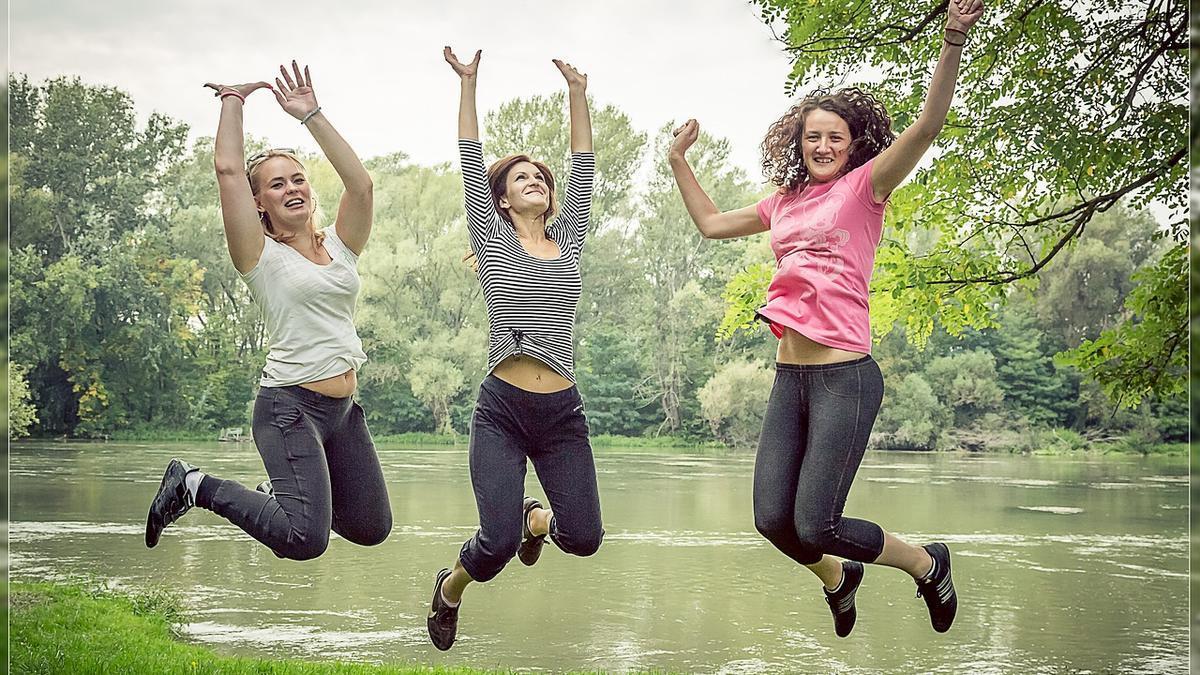 Un grupo de mujeres expresa su felicidad al saltar