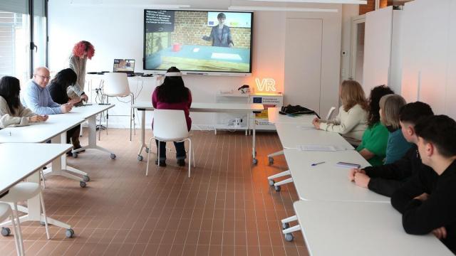 Una joven ensaya una entrevista de trabajo en realidad virtual.