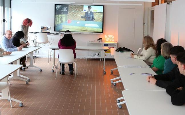 Una joven ensaya una entrevista de trabajo en realidad virtual.