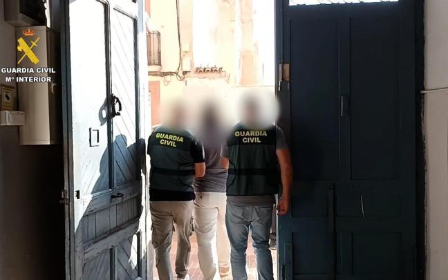 El momento del arresto del médico que grababa a pacientes con cámaras espía.