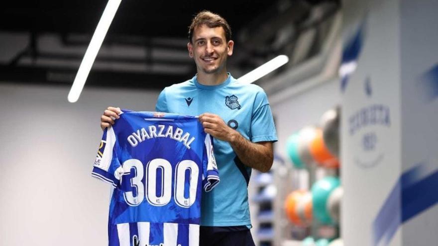 Mikel Oyarzabal posa con la camiseta conmemorativa por sus 300. / R. S.