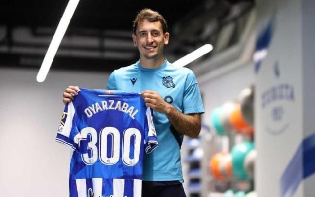 Mikel Oyarzabal posa con la camiseta conmemorativa por sus 300. / R. S.