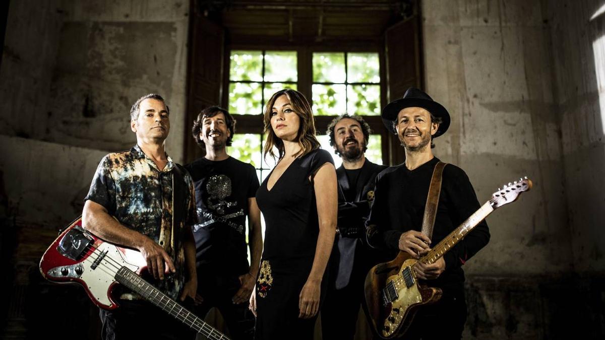 Integrantes de 'La Oreja de Van Gogh' junto a Leire Martínez cuando todavía era vocalista del icónico grupo