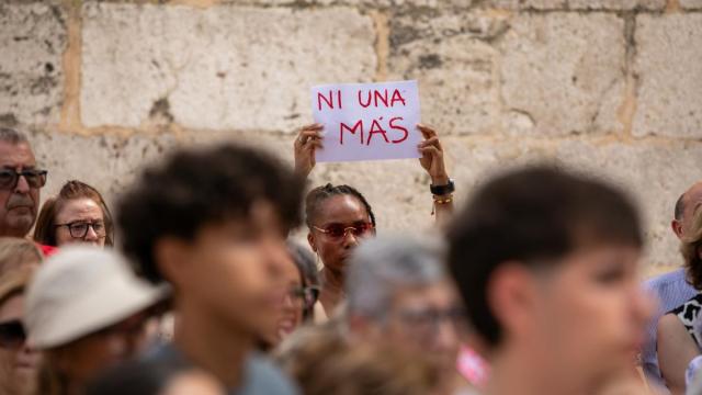 Una pancarta con el lema "Ni una más" durante un minuto de silencio por el asesinato machista en Alameda de la Sagra.