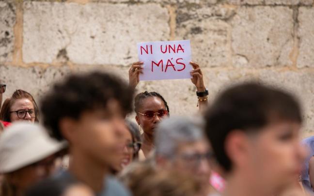 Una pancarta con el lema "Ni una más" durante un minuto de silencio por el asesinato machista en Alameda de la Sagra.