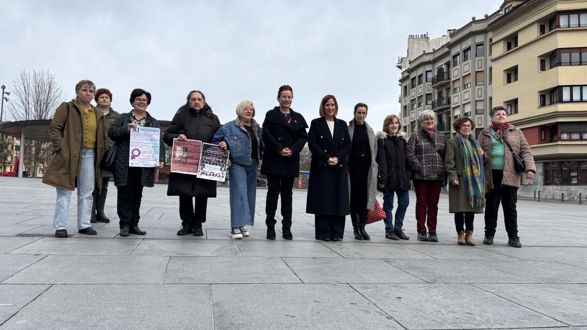 Maite Cortina y Cristina Laborda, en el centro, junto a representantes de las diversas asociaciones feministas de la ciudad.