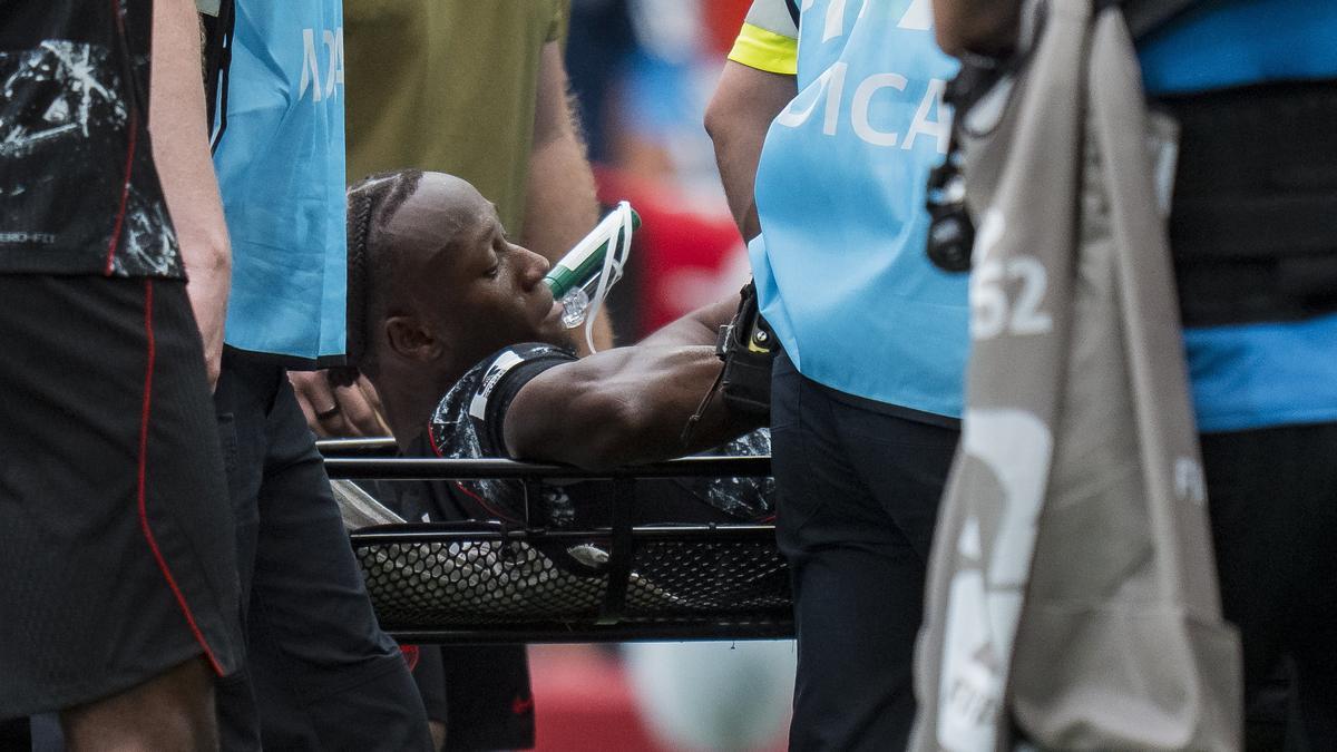 Koné sale del campo en camilla tras la lesión.