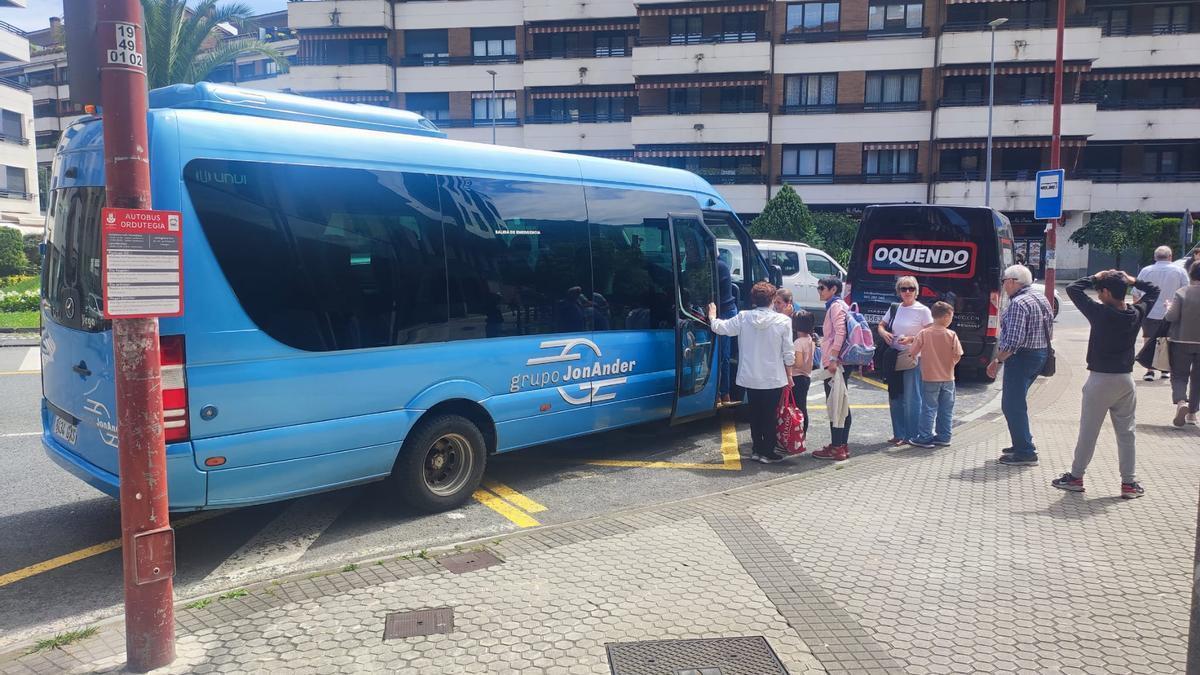 Vecios de Elgoibar suben al Udalbus en la parada de la rotonda de Maala.