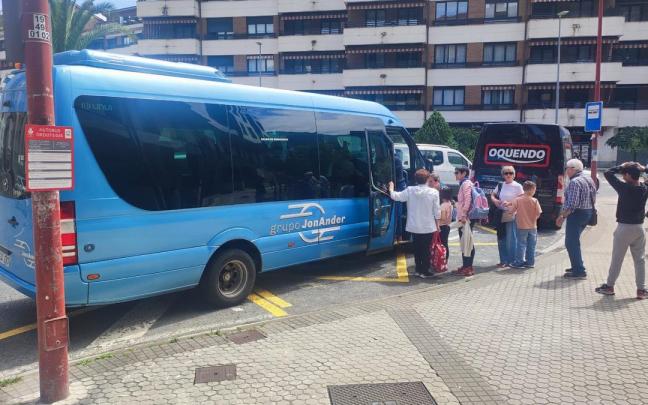 Vecios de Elgoibar suben al Udalbus en la parada de la rotonda de Maala.