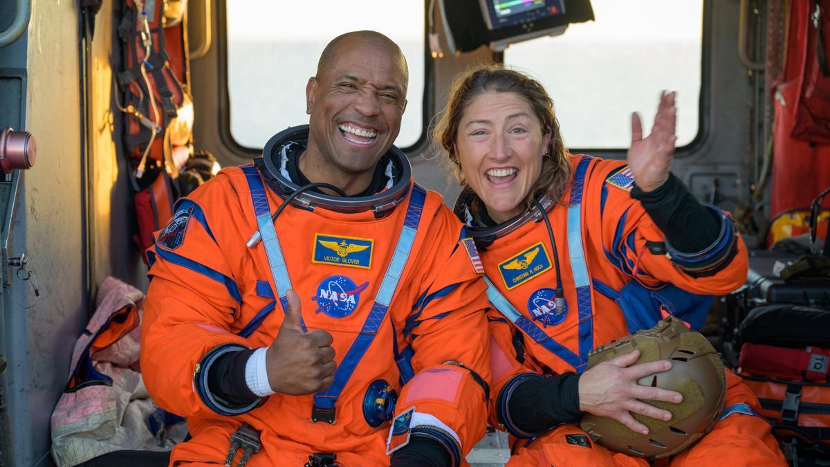 Los astronautas Victor Glover y Christina Koch se muestran felices tras su regreso a la Tierra.
