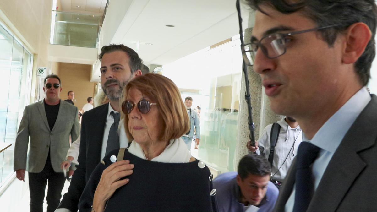 Gisèle Pelicot llega al tribunal acompañada de sus abogados.