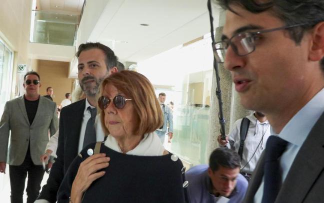 Gisèle Pelicot llega al tribunal acompañada de sus abogados.