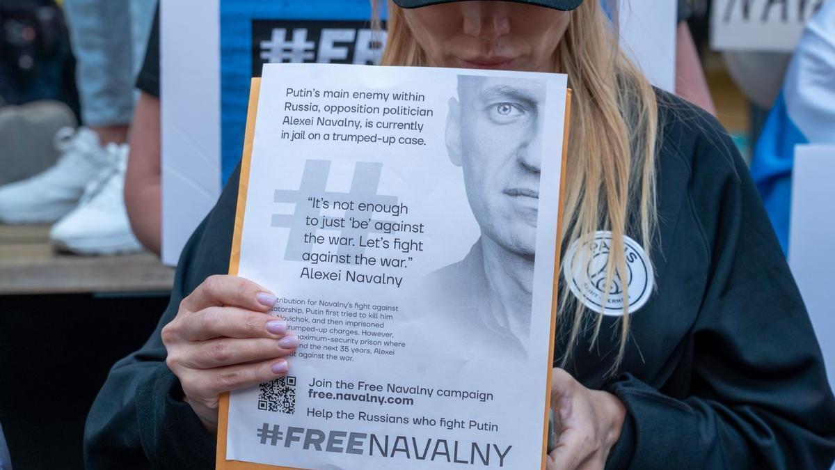 Imagen de archivo de una pancarta de apoyo a Alexei Navalni durante una concentración en Nueva York en abril de 2023.