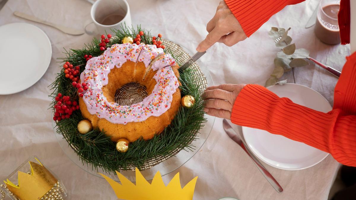 Un roscón de reyes en el centro de la mesa lista para su degustación.