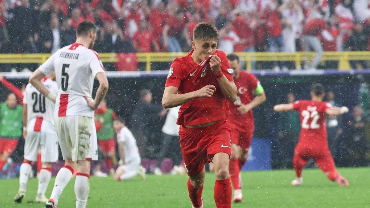 Arda Güler celebra su gol contra Georgia.