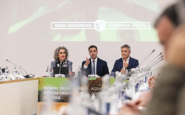 El lehendakari, Imanol Pradales, reunido en el Palacio Euskaduna de Bilbao con los presidentes de las Federaciones Deportivas Vascas para presentarles su Agenda de Oficialidad de las Selecciones Vascas