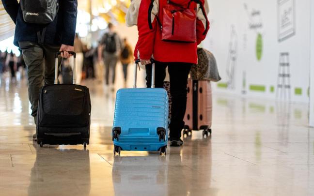 Viajeros en el Aeropuerto Adolfo Suárez Madrid-Barajas.