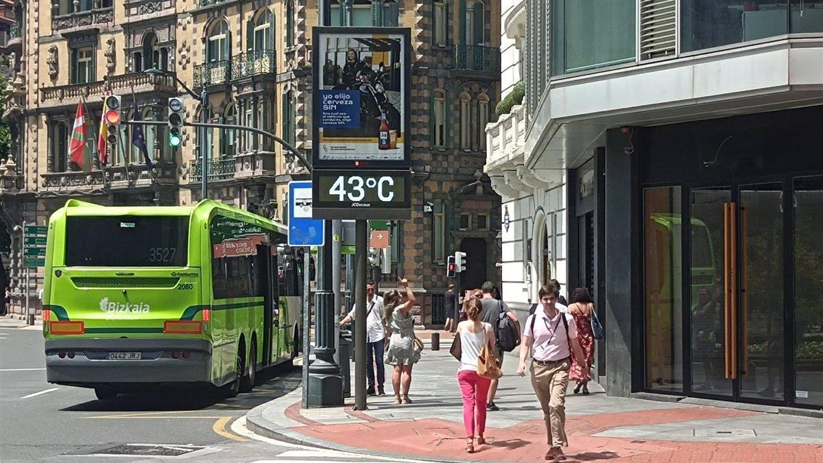 Un termómetro en Bilbao durante un episodio de calor.