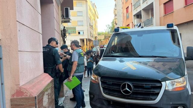 Desalojo de un piso patera en Ceuta.