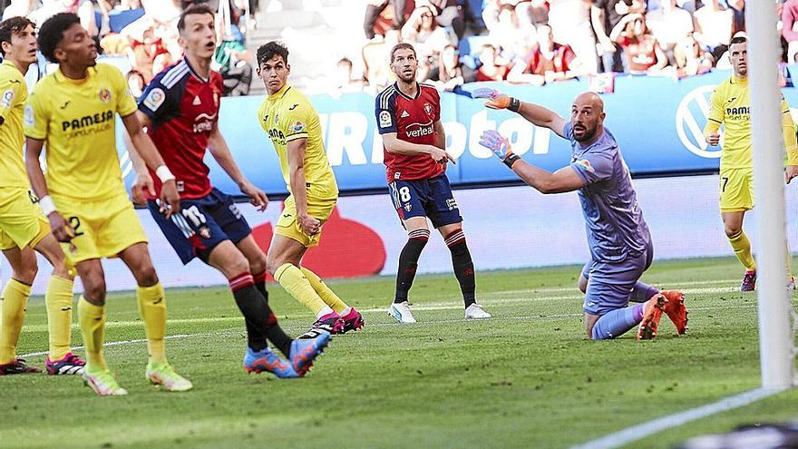 Darko y Budimir, al igual que los defensores y el portero del Villarreal, Pepe Reina, observan como el balón se estrella en el larguero y se marcha a la grada tras un disparo del serbio.