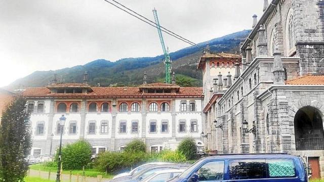 Vista del ala izquierda del edificio de las Esclavas, donde Urola Kostako Kontseilu Sozialista ha habilitado el gimnasio.