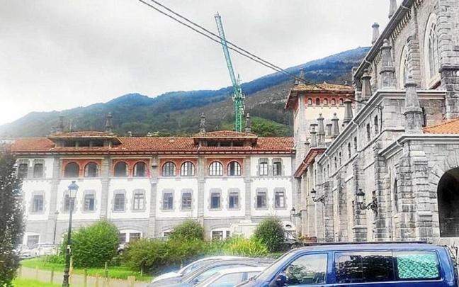 Vista del ala izquierda del edificio de las Esclavas, donde Urola Kostako Kontseilu Sozialista ha habilitado el gimnasio.
