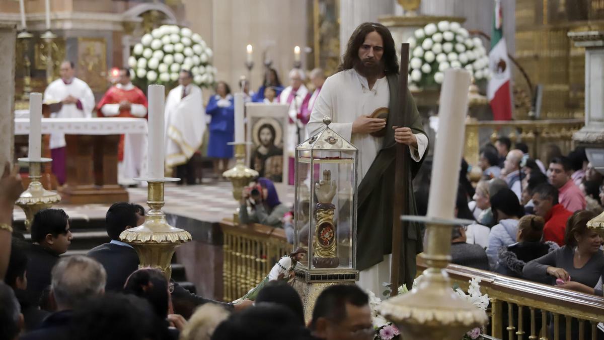 Personas se congregan en la Catedral Metropolitana de Puebla este martes, en Puebla (México) ante la reliquia de San Judas Tadeo