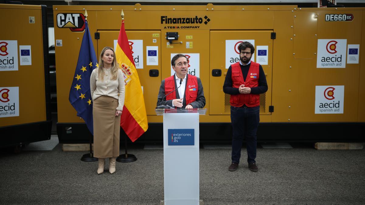 El ministro de Asuntos Exteriores, Unión Europea y Cooperación, José Manuel Albares, el director de AECID, Antón Leis García y la embajadora de Ucrania en España, Yuliia Sokolovsjka.
