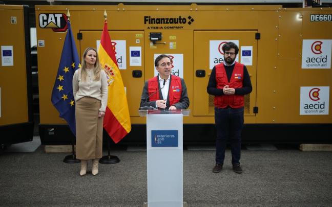 El ministro de Asuntos Exteriores, Unión Europea y Cooperación, José Manuel Albares, el director de AECID, Antón Leis García y la embajadora de Ucrania en España, Yuliia Sokolovsjka.