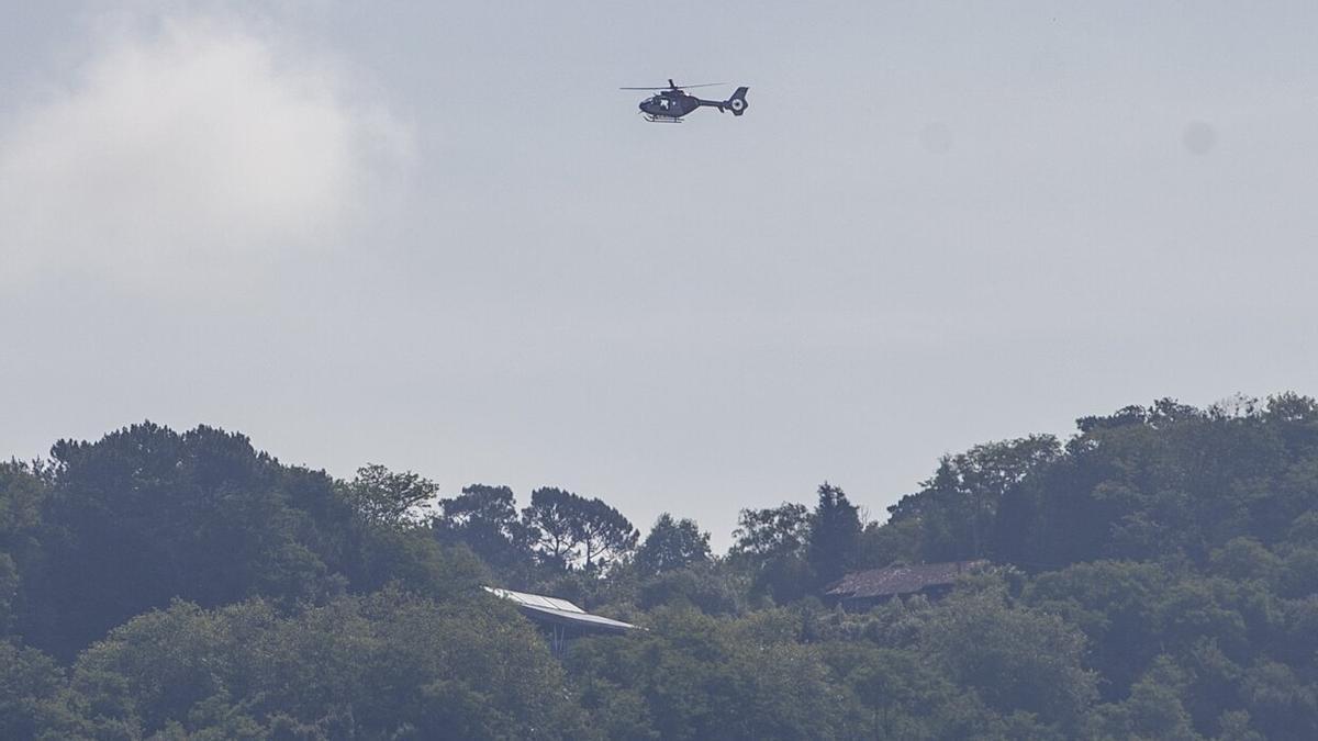 Un helicóptero de la Ertzaintza rastrea el monte Ulia en busca del hombre de 64 años desaparecido.