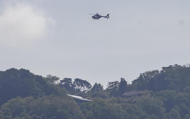 Un helicóptero de la Ertzaintza rastrea el monte Ulia en busca del hombre de 64 años desaparecido.