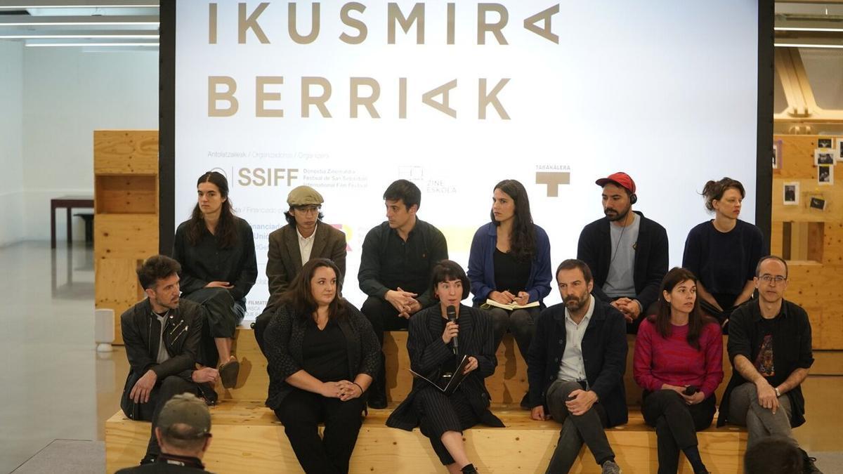 Los residentes de Ikusmira Berriak han presentado sus proyectos ante la prensa, este viernes en Tabakalera.