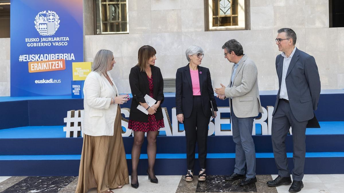 La presentación de la campaña 'Beldur Barik Jaiak', en la sede de Lehendakaritza.