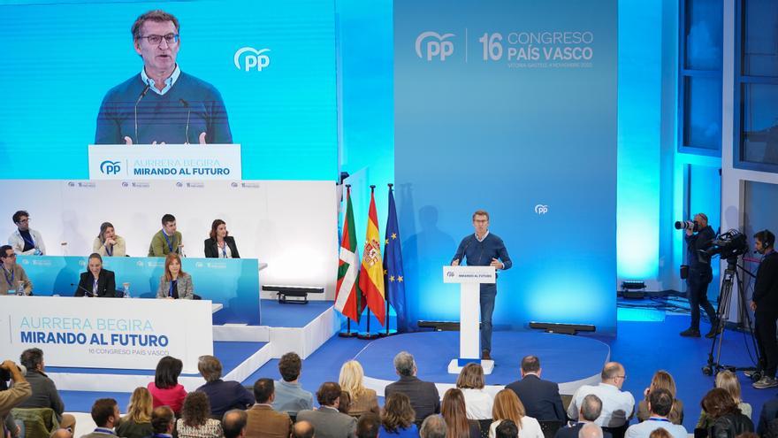 El presidente del Partido Popular, Alberto Núñez Feijóo, interviene durante un Congreso territorial extraordinario del PP vasco.