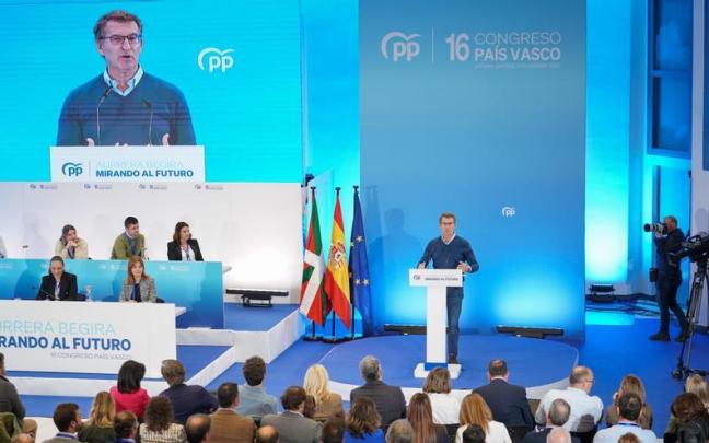 El presidente del Partido Popular, Alberto Núñez Feijóo, interviene durante un Congreso territorial extraordinario del PP vasco.