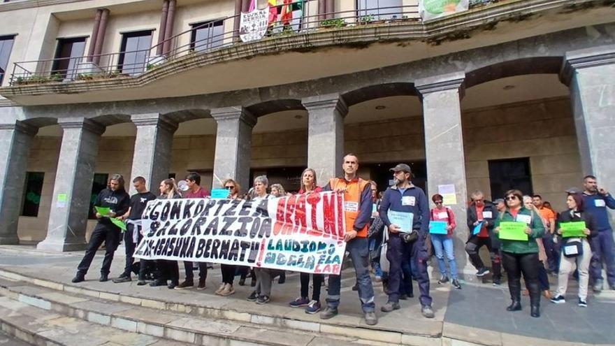 Concentración de la plantilla municipal de Laudio a la entrada del Ayuntamiento