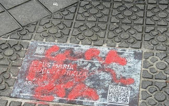 Estado en el que ha aparecido la placa en memoria de Jesús María Pedrosa. / ALAIN SALTERAIN