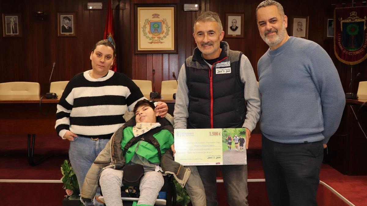 Zuriñe Calero, Aingeru, Javi Condey el alcalde de Etxebarri, Iker López